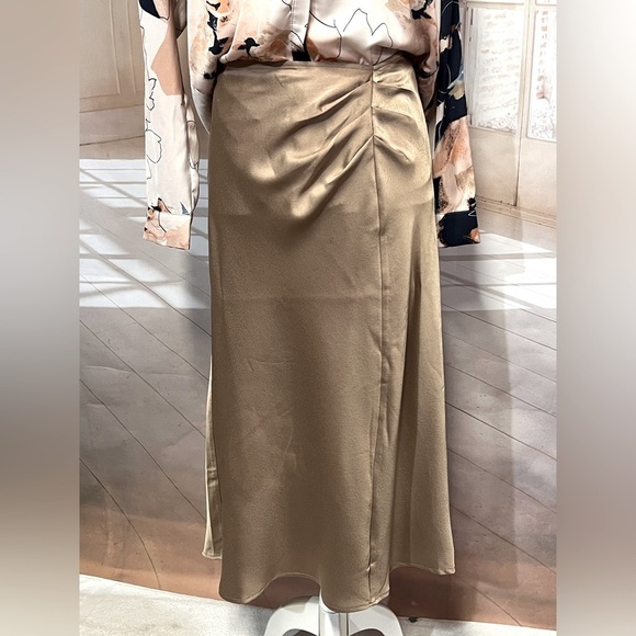 STATUS by‎ CHENAULT Tan pull on satin pleated skirt size L. - Picture 2 of 14
